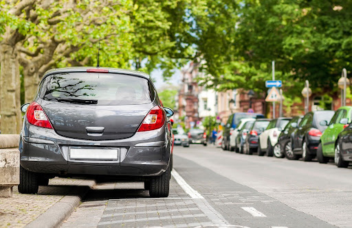 car parked on road side | hoa parking rules